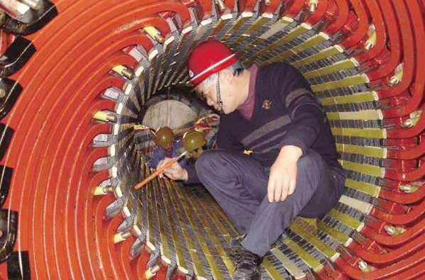 西安泰富西瑪電機(jī)吳高治、劉長(zhǎng)安、張衛(wèi)華榮獲西安市勞動(dòng)模范榮譽(yù)稱(chēng)號(hào)。