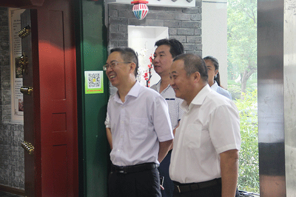 河南沁陽市委副書記薛勇帶領(lǐng)沁陽企業(yè)考察團(tuán)來西瑪電機(jī)參觀訪問。