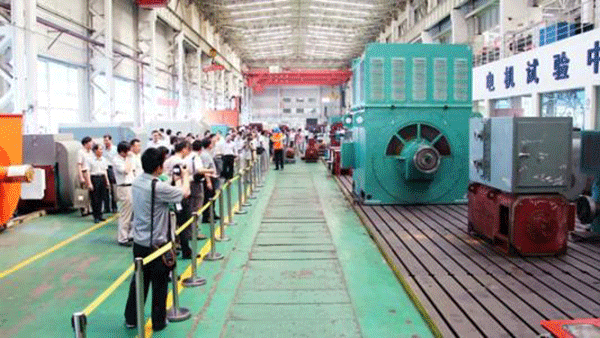 西安泰富西瑪電機成功開發(fā)YR系列4500KW大型廢鋼鐵破碎電機。