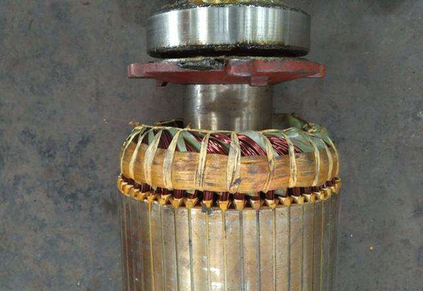 西安電機(jī)廠技術(shù)員關(guān)于高壓電機(jī)端部捆扎的重要性分析。